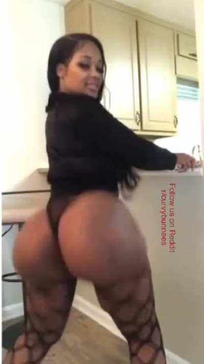 Ashleythebombshell ~ this how you ass clap legs apart and ass doing all the work