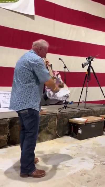 Guy bought a signed Taylor Swift guitar at a live auction for $4,000, only to destroy it… 