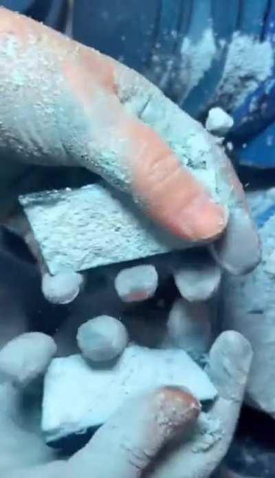 🔥 Crushing Blue Gym Chalk : oddlysatisfying