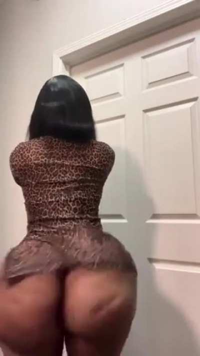 Stormiiy phat booty shake