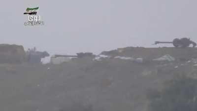 2013 10 24 Nawa, Daraa, rebel T 55 vs Shilka, hit FSA