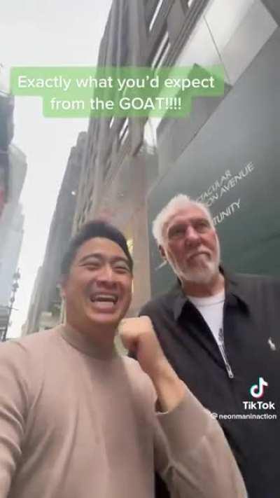 Someone caught Pop while he was walking in NY and his reaction is exactly what you’d expect