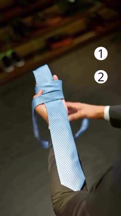 How to tie a tie?