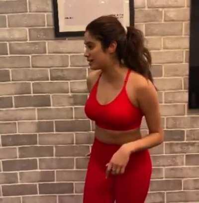 Jhanvi Kapoor jiggle