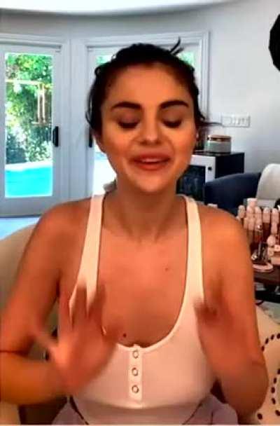 Selena Gomez - Braless