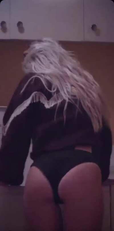 Tove Lo's tight booty