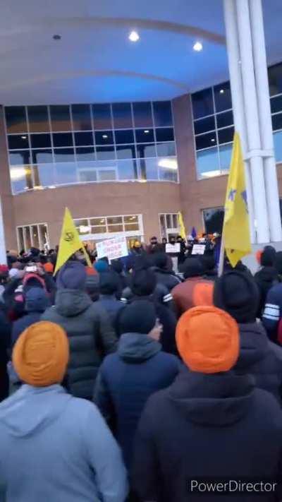 Despite the snowy sub-zero temperatures & last minute call out, Canadian Sikh Diaspora gathered in the hundreds outside Brampton City Hall to show solidarity to Bhai Amritpal Singh, Bandi Singh's & our Motherland Punjab! United we shall overcome!