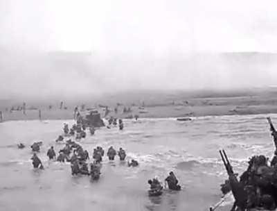 American troops landing at Omaha beach, Easy Red sector 