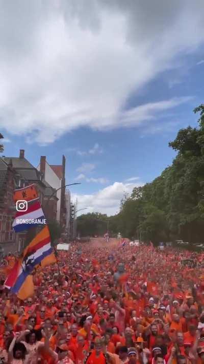 Dutch fans causing a minor earthquake in Hamburg