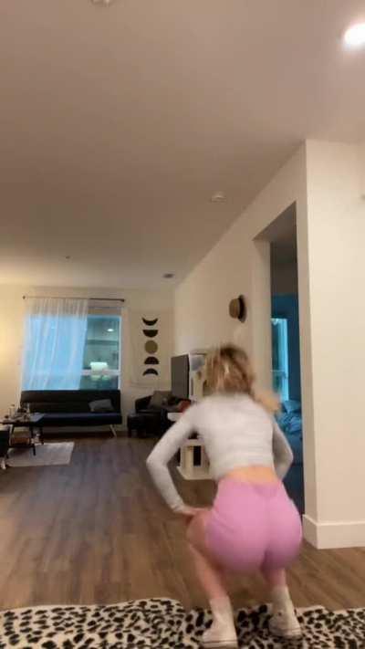 Faith Ordway twerking her ass