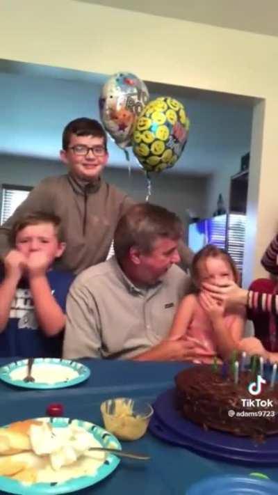 bOy StRanGlEs SiBLiNgS aNd ShOwS hIs alLeGiAnCe To WhItE pOwEr