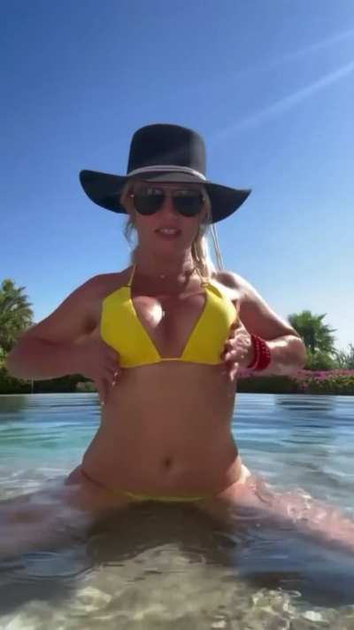 Britney Spears. Hello Yellow. 