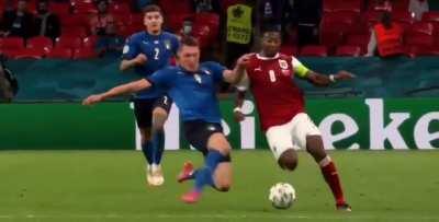 Andrea Belotti sliding tackle against David Alaba