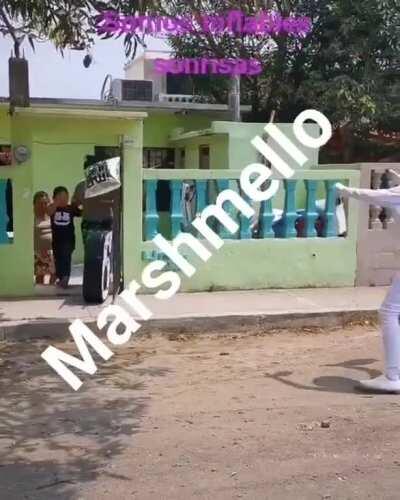 Marshmello visitando a peruanos, la humildad ante todo 👌 😎