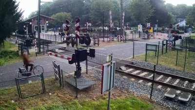 [Netherlands] Woman tries to run to train station across a closed railway crossing