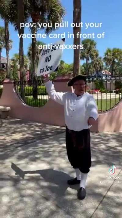 Guy dressed as an 18th-century American colonist yells at people for getting the COVID vaccine