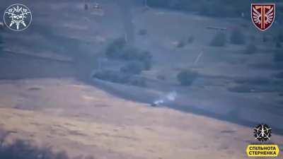 Another Chinese DesertCross 1000-3 transporting Russian soldiers to the frontline is getting attacked by a Ukrainian FPV pilot of the 77th Airmobile Brigade.