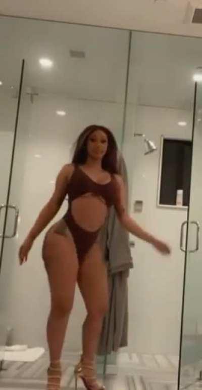 Cardi B Booty is so big, that you can see that juicy booty from the front🍑 and look at those sexy thick thighs and underboob, whew just imagine😍