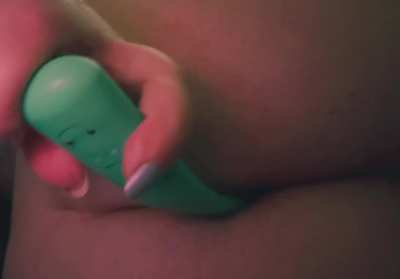 Love feeling a vibrating toy enter my ass 🤤