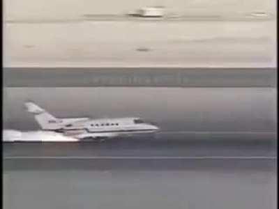 Cameraman caught landed plane without a landing gear