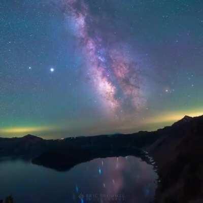 Time-lapse of the Milky Way stabilized shows the Earth is spinning through space. (Captured by @Brummo)