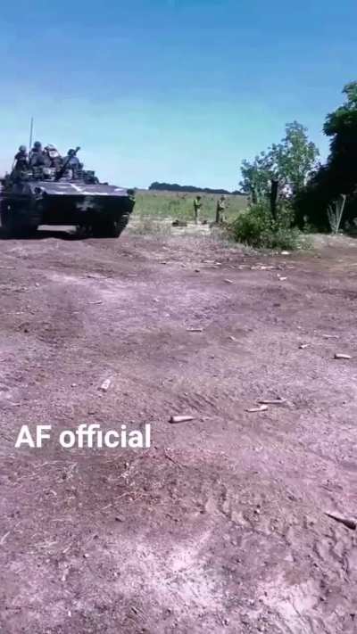 A Ukrainian BMP-2 IFV on the move, with infantry riding on top.