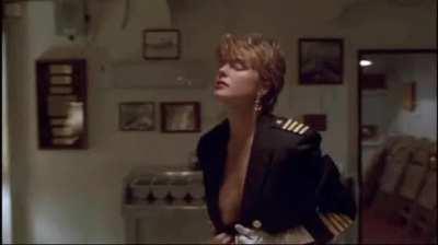 Erika Eleniak in Undersiege