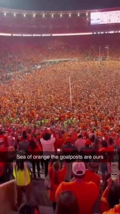 Tennessee fans steal goalposts after beating Alabama