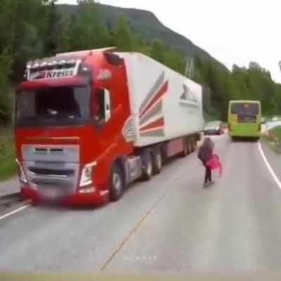 Volvo Trucks - Emergency braking at its best!