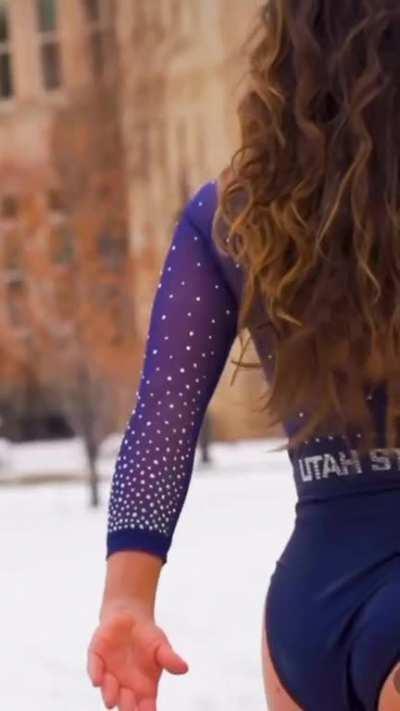 Utah State’s Ariel Toomey…DAMN🤩🤍💙🤸‍♀️