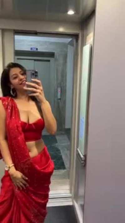 Aah! That cleavage and navel.. These bitches are getting very creative nowadays. Sleveless sarees, Pallu not covering the chest, Wearing it too low to expose the waist