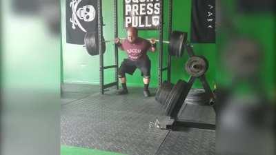 Guy squats so much weight the bar bends (306kg/675lbs)