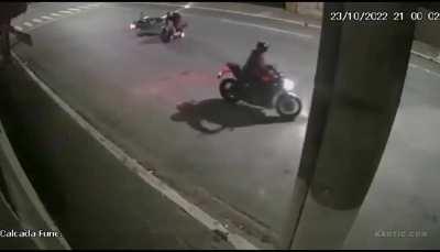 Motorcyclist takes gun from robber and shoots him