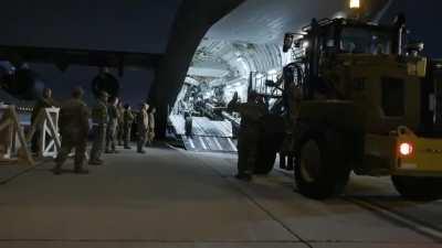 USAF personnel load M777s onto a C-17 at March Air Reserve Base, California. Slava Ukraini! 🤘🇺🇦🇺🇲