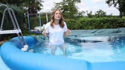 Julia geht in den Pool ... Video: &quot;JANA_MACHT_BALLONS_DIE_MEINEN_TAG_BESTIMMEN&quot; #RIPBeautxvlogs