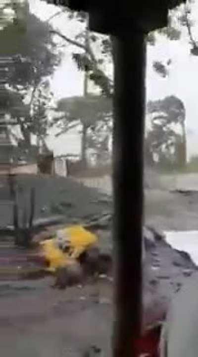 Typhoon Odette (Rai) demolishes a house.