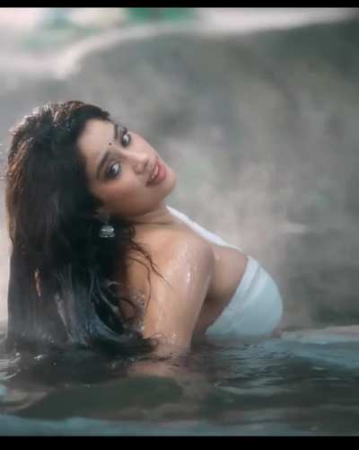 Sexy Janhvi Kapoor