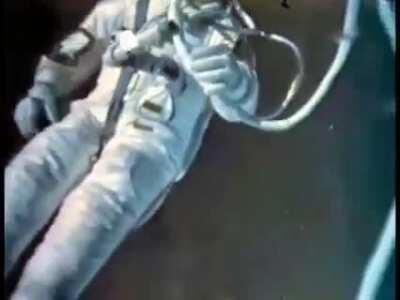 Rare colorized footage of the first ever space walk by Soviet cosmonaut Alexei Leonov in 1965 . He almost lost his life during the space walk which lasted about 12 minutes. He was connected to the aircraft by a 16ft rope. He died today at 85.