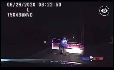 Man shoots two aggressive cops during a traffic stop, killing one 🔫