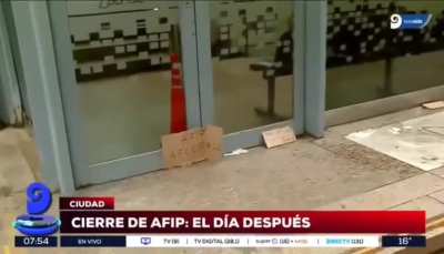 Una sucursal de la AFIP amaneció con carteles y velas