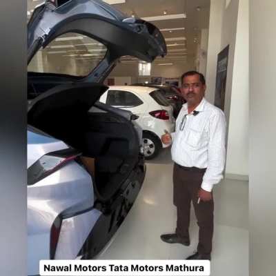 Fail - Tata Motors salesman showing a new feature in Curvv EV