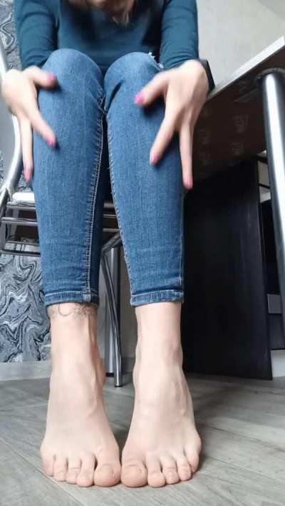 My feet are tired after working at the office. Will you give me a massage? OC