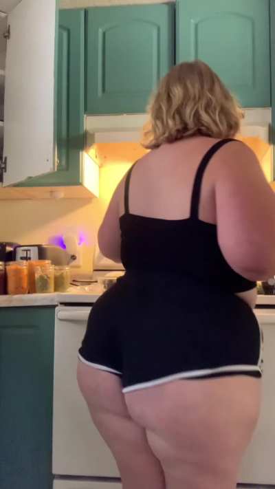 In the kitchen 😘🍑