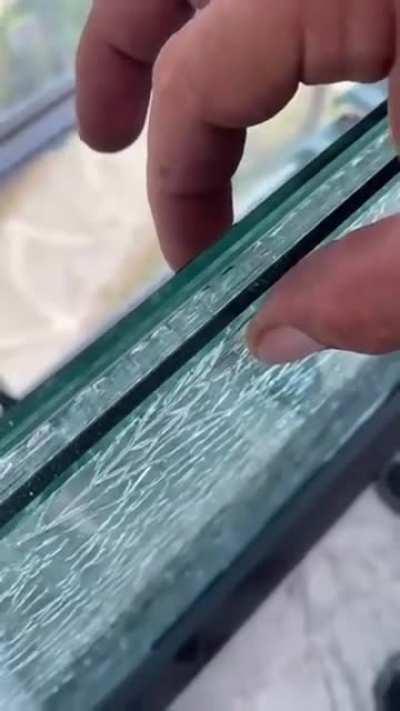 How to make the &quot;cracked glass&quot; effect in tri-laminated sheets of glass