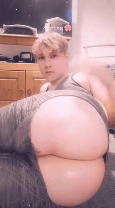 Spank my fat white booty