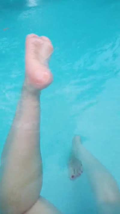 @kassiekissesxxx come for a swim and worship my wet soles 