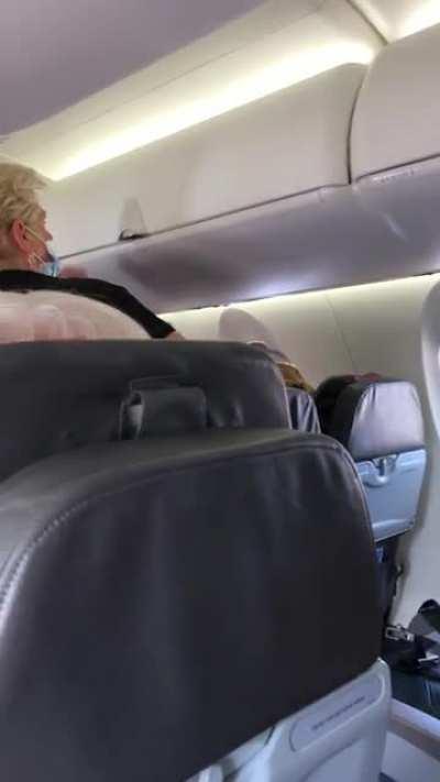 Woman on my flight gets kicked off for refusing to wear her mask after being told 5 times.