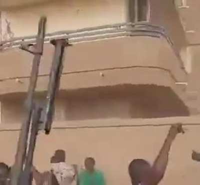 Sudanese troops battling the RSF in the streets