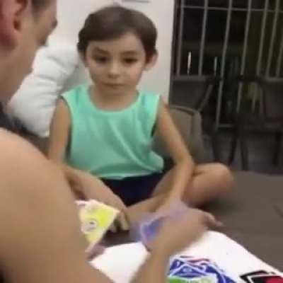 mds tadinho do muleke, nunca mais vai jogar com o pai kkkk