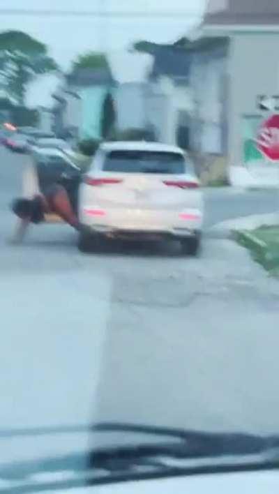 Lady blocks the street for twerk video